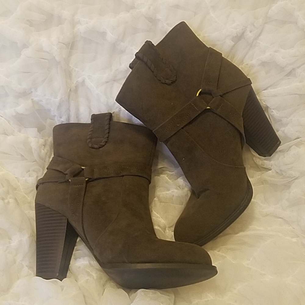 Olive green cowgirl styled booties.
